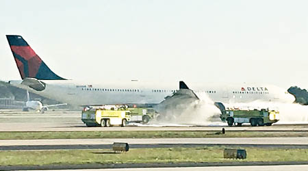 達美航空客機冒出大量白煙。（互聯網圖片）