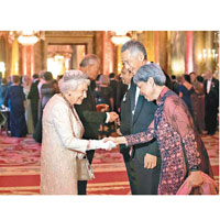 晚宴上英女王 （左）與新加坡總理李顯龍及其妻何晶握手。