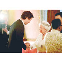 加拿大總理杜魯多（左）與英女王相見歡。