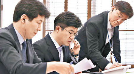 南韓官員測試首腦熱線。（美聯社圖片）