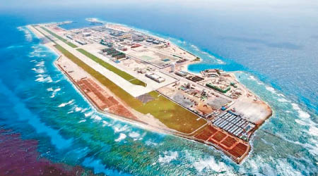 中國在南海永暑礁填海造島。