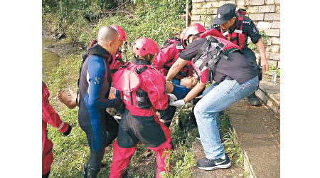 救援人員合力將溺亡的健兒遺體抬上岸。（互聯網圖片）
