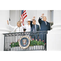 馬克龍夫婦與特朗普夫婦，在白宮露台揮手。（美聯社圖片）