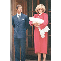 戴妃（右）身穿白領紅裙，抱着兒子哈利亮相。（資料圖片）
