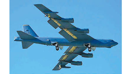 美軍B52戰略轟炸機或模擬發射戰斧巡航導彈。