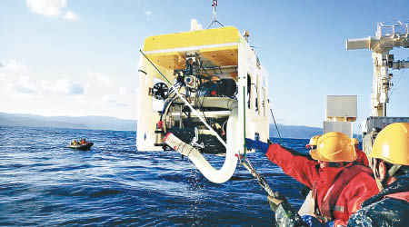 新研發的機械人能自動在海底移動捕捉生物。（互聯網圖片）