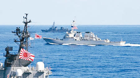 美國在「島鏈防衞」戰略上，拉攏日本抗衡中國。圖為美日艦隊聯合巡航。（資料圖片）