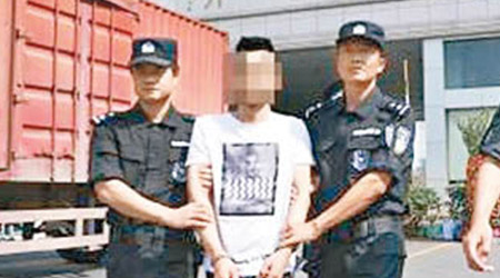 潛逃越南的疑犯被押解回中國。（互聯網圖片）