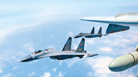 轟6K（右）及多架戰機繞台飛行。（互聯網圖片）