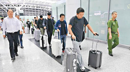 八名疑犯從越南河內遣返回中國。