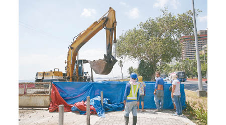 「慰安婦」雕像已被工程人員拆除。（美聯社圖片）