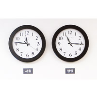 和平之家掛有兩個時鐘，分別顯示首爾時間（左）及平壤時間（右）。（青瓦台圖片）