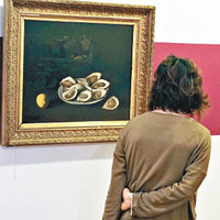 民眾欣賞泰呂的畫作。