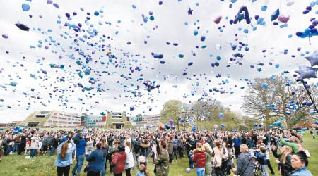 民眾放氣球上天，悼念埃文斯。（美聯社圖片）