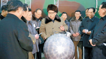 金正恩指美國承諾不入侵北韓，他就放棄核武。圖為他視察核彈頭模型。