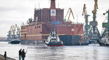 水上核電廠離開聖彼得堡的船廠。（美聯社圖片）