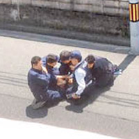 多名警員在街上制服平尾。（互聯網圖片）