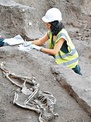 考古人員記錄骸骨狀況。（互聯網圖片）