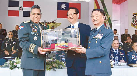 台陸軍司令王信龍（中）今年二月曾親訪多明尼加，向該國捐贈悍馬車。