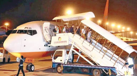 首批獲免簽證的遊客乘飛機抵達三亞機場。（互聯網圖片）