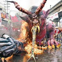 菲律賓馬尼拉<br>馬尼拉示威者焚燒象徵總統的怪物。