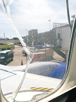 客機一塊玻璃窗破裂，令乘客受驚。（互聯網圖片）