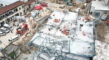 福建莆田一個地盤發生倒塌事故，消防及搜救人員在場營救。（中新社圖片）