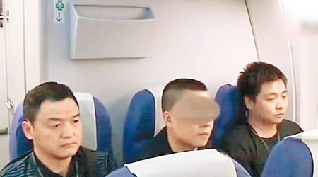劉男被警方押解回國。（互聯網圖片）