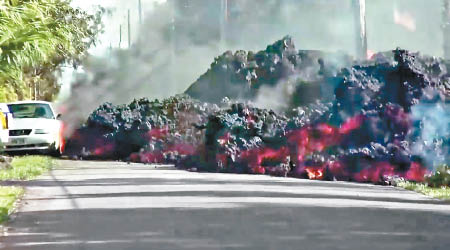 熔岩湧向汽車。（互聯網圖片）