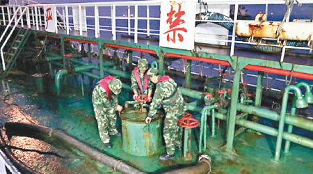 上海海警繳獲大批走私成品油。（互聯網圖片）
