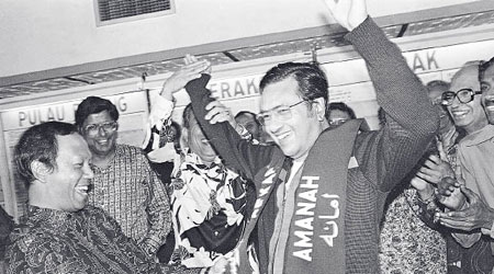 馬哈蒂爾（右）曾出任總理多年。