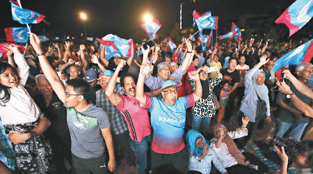 大批反對派支持者徹夜在街頭慶祝。（美聯社圖片）