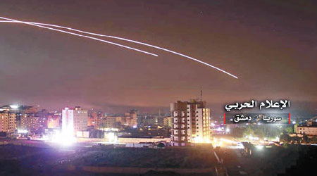 以色列多枚導彈劃破敍利亞夜空。（美聯社圖片）
