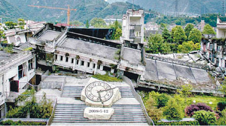 倒塌的映秀鎮漩口中學，成為汶川地震最著名的遺址景觀。