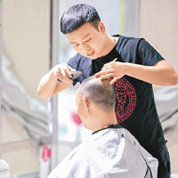 經歷汶川地震的陳龍，如今是一名髮型師。（互聯網圖片）