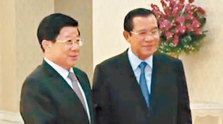 趙克志（左）與洪森會晤，推動中柬全面戰略合作。（互聯網圖片）