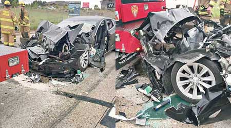 左、右圖：涉事房車嚴重損毀。（美聯社圖片）