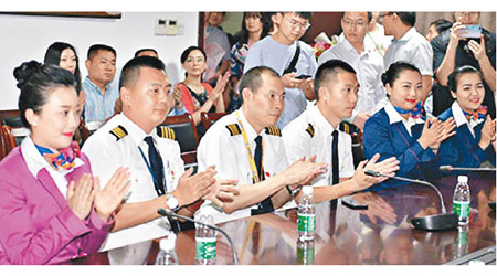 川航機長劉傳健（左三）成功急降，被譽為英雄。
