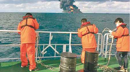 巴拿馬運油船「桑吉」遭港輪撞後起火沉沒。（資料圖片）