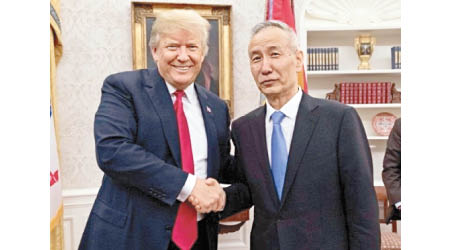 特朗普（左）在白宮橢圓形辦公室會見劉鶴。（互聯網圖片）