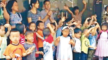 多名家長帶同孩子在幼稚園門口唱詩歌及禱告。（互聯網圖片）