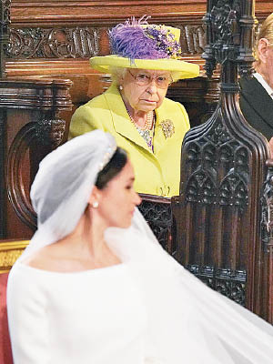英女王（後）在哈利婚禮上，表情嚴肅，有網民指梅根沒有行屈膝禮，對其不敬。