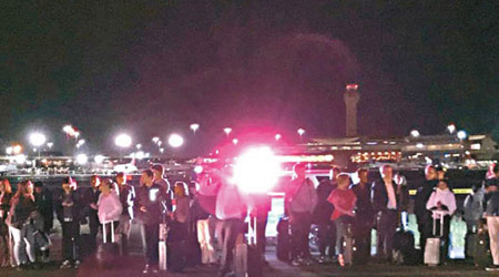 大批乘客疏散到停機坪。（警方圖片）