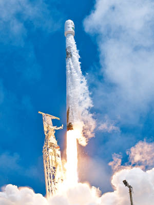 獵鷹九號火箭載着重力測量和氣候實驗衞星升空。（美聯社圖片）