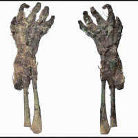 考古人員相信嬰屍手部出現類自然木乃伊化現象。