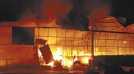 多間商店被焚。（互聯網圖片）