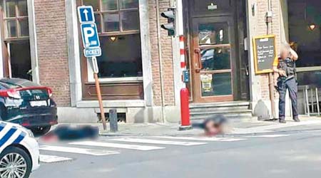 兩名警員伏屍街頭。（互聯網圖片）