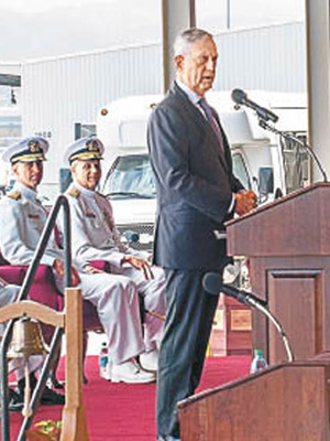 馬蒂斯在珍珠港出席司令交接儀式。（美國海軍圖片）