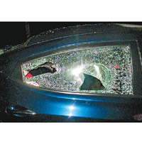 何勝文的私家車車窗被轟穿兩個洞。（互聯網圖片）