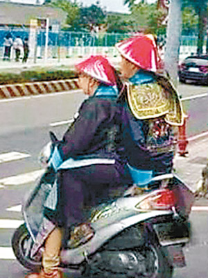兩名身穿清朝官服的男子，在馬路駕電單車掀起熱議。